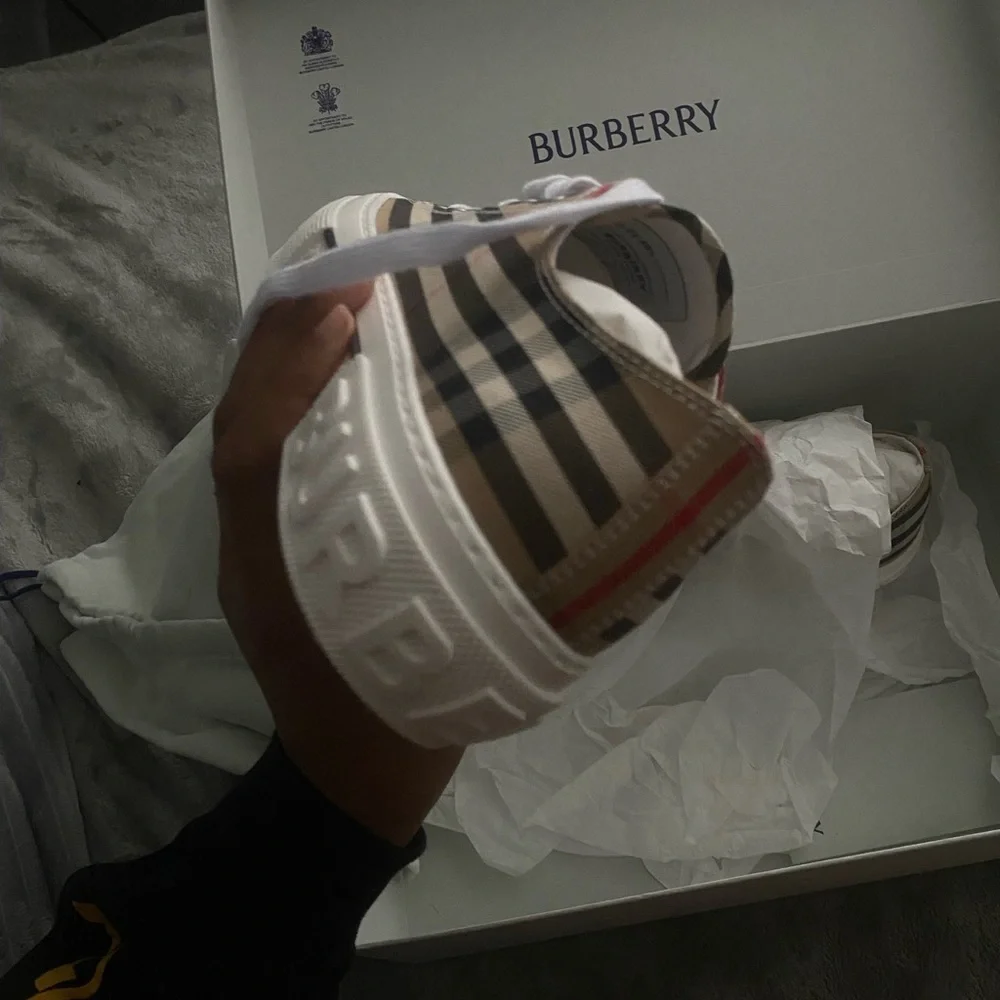 Burberry Sneakers with box - Picture 3 of 6